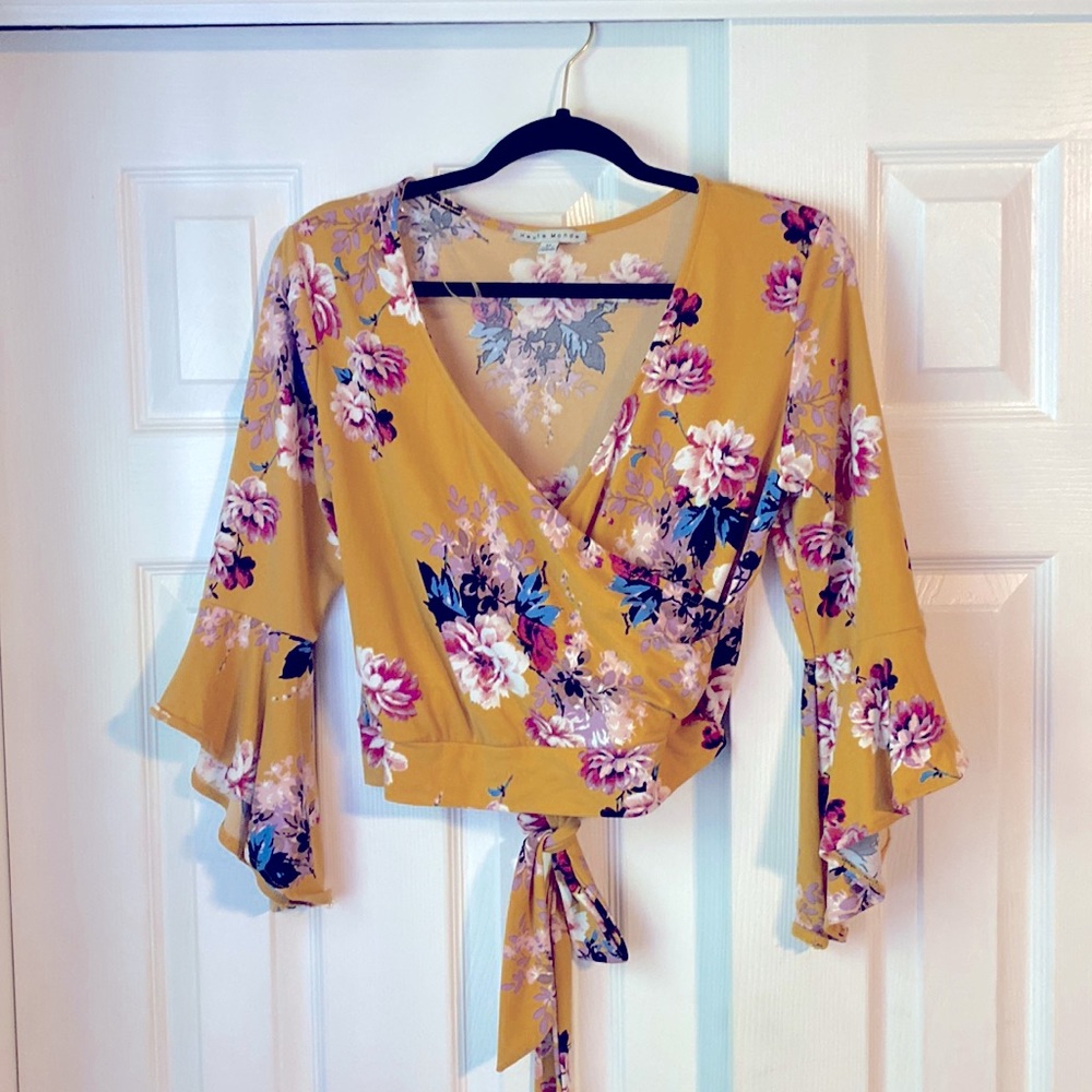 Size M Floral batwing sleeve top